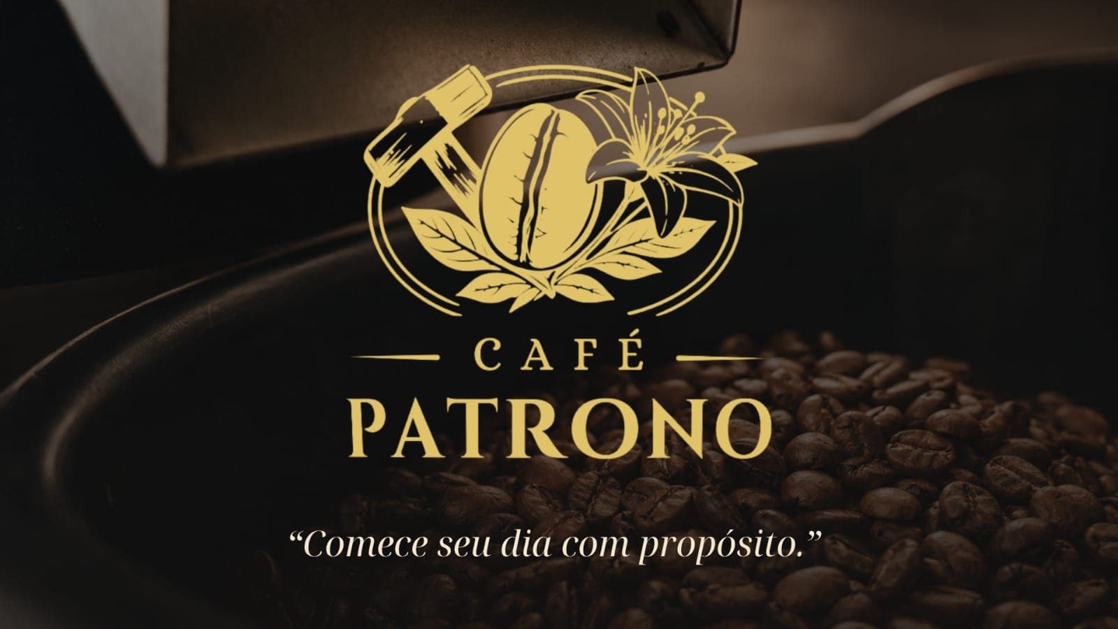 Selo do Café Patrono sobre grãos torrados no tambor de torra, com o nome Café Patrono e a frase: Comece seu dia com propósito.